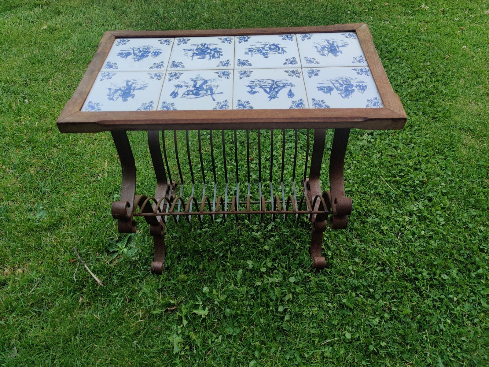 Vintage lectuurbak met Delfts blauwe tegels. Bijzettafel, Ophalen