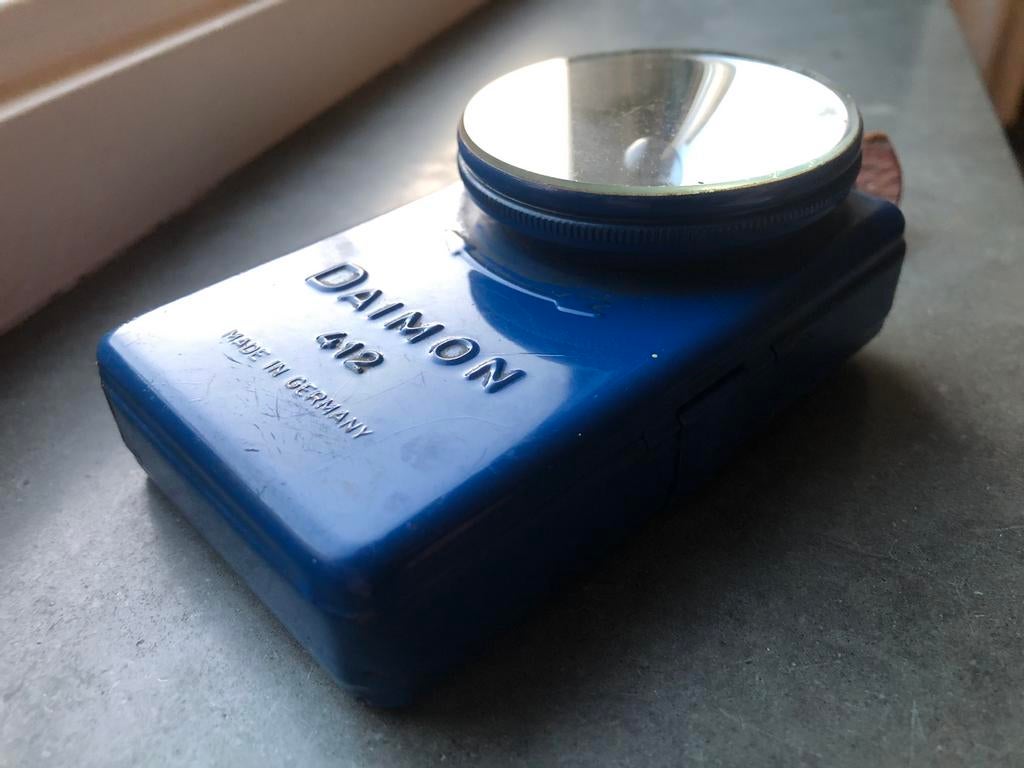Mooie oude blauwe DAIMON nr 412 zaklamp - in werkende staat, Ophalen of Verzenden, Gebruikt, Batterij
