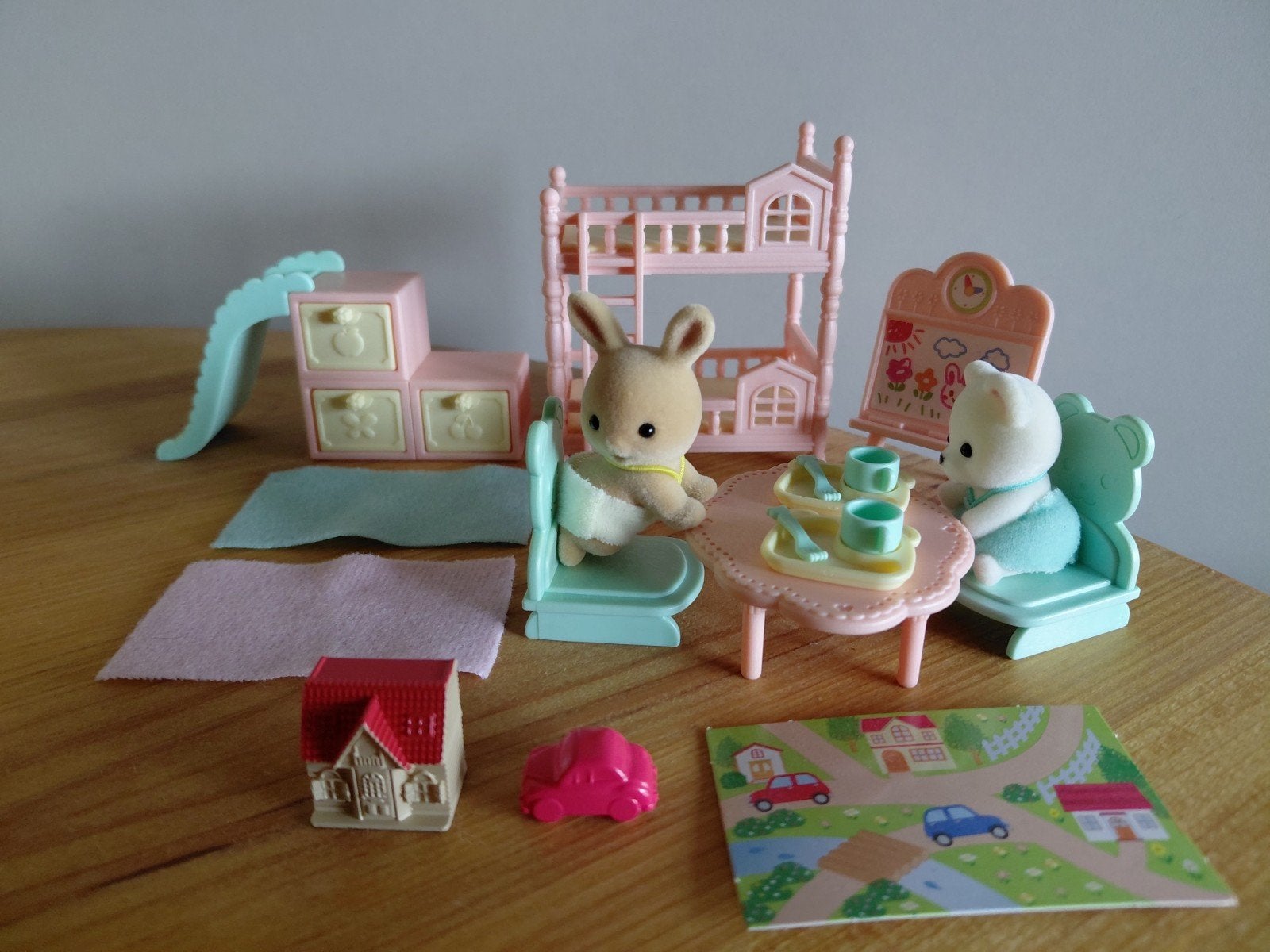 Sylvanian Families kinderkamer/babies/glijbaan/stapelbed, Kinderen en Baby's, Ophalen of Verzenden, Zo goed als nieuw, Poppenhuis