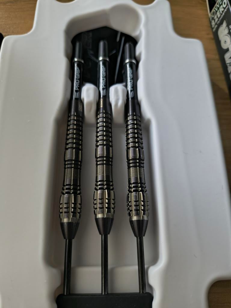 25g.Target Phil Taylor Power 8Zero Black Titanium Darts, Sport en Fitness, Darts, Ophalen of Verzenden, Zo goed als nieuw, Pijlen