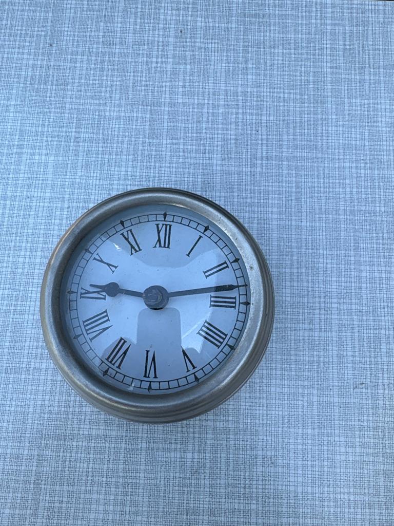 Kleine ronde klok met Romeinse cijfers, Ophalen of Verzenden