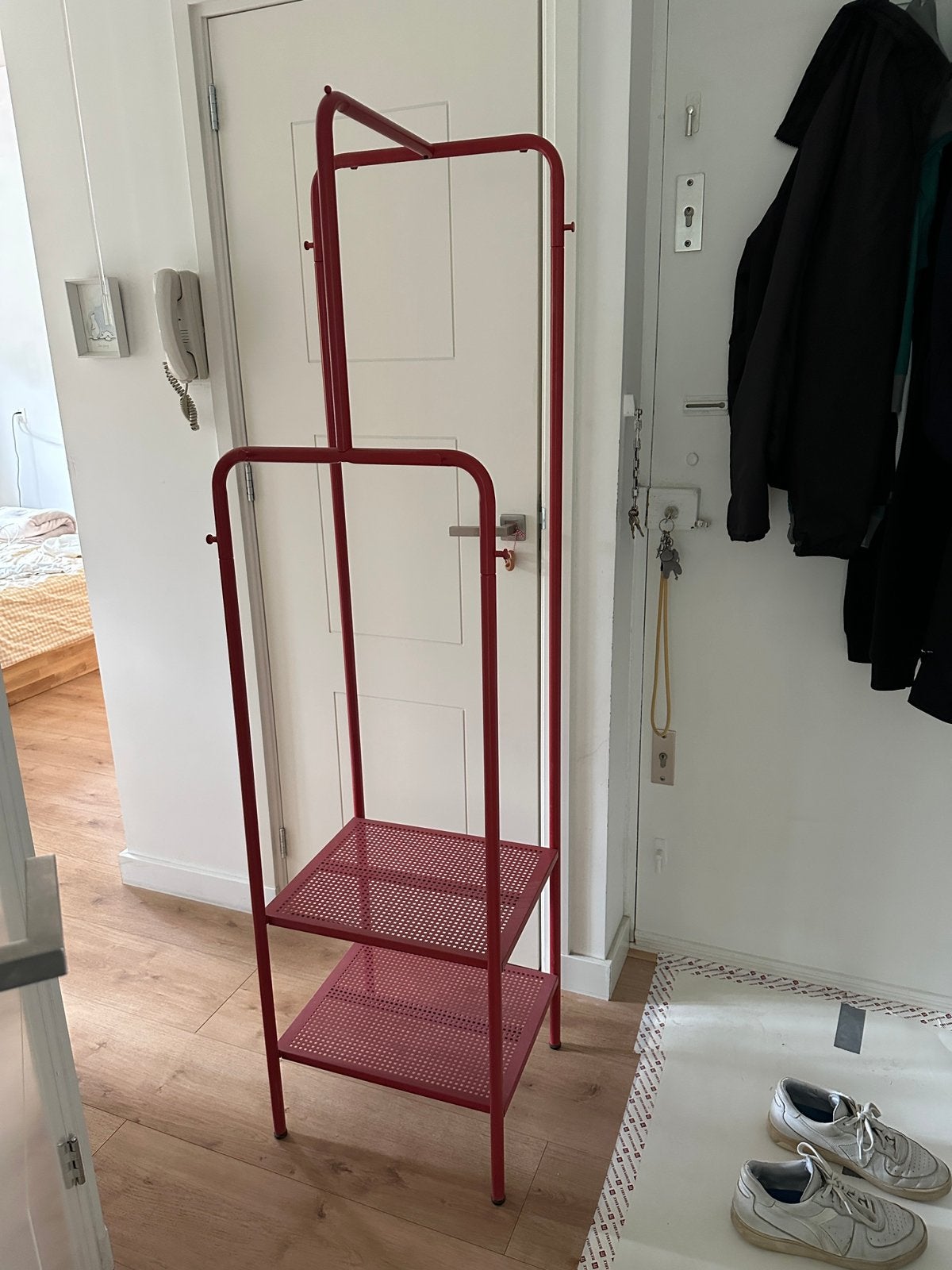 Ikea Nikkeby red coat hanger, Kleding | Dames, Kledingrekken, Ophalen, Zo goed als nieuw