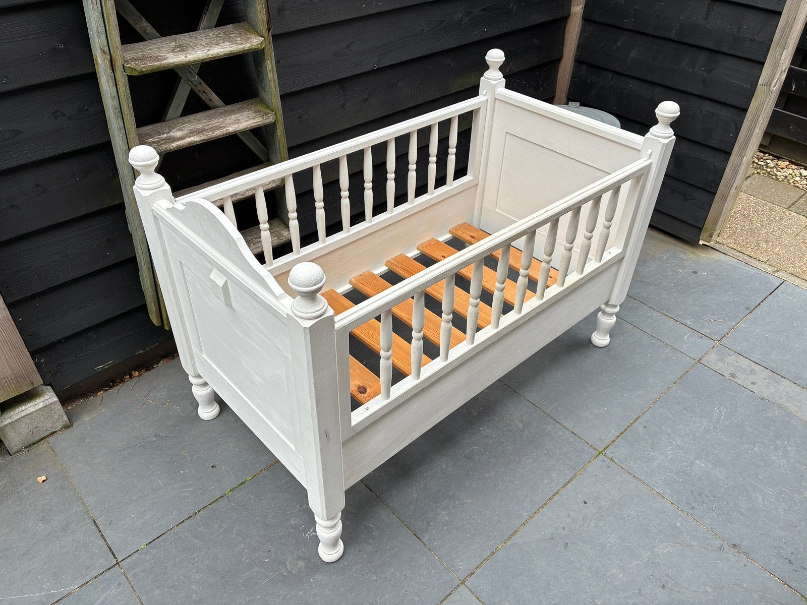 Ledikant (brocante), Kinderen en Baby's, Kinderkamer | Bedden, Ophalen, Gebruikt, Lattenbodem, Minder dan 140 cm