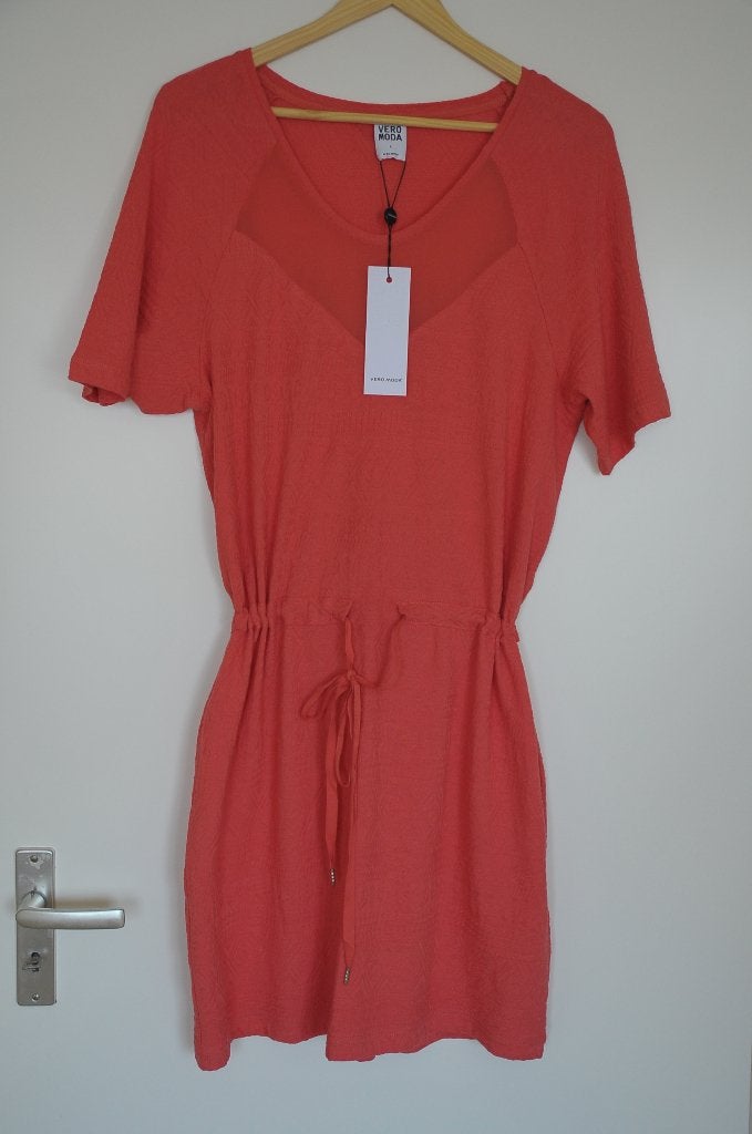 Nieuwe jurk VERO MODA., Maat 42/44 (L), Nieuw, Ophalen of Verzenden, Boven de knie