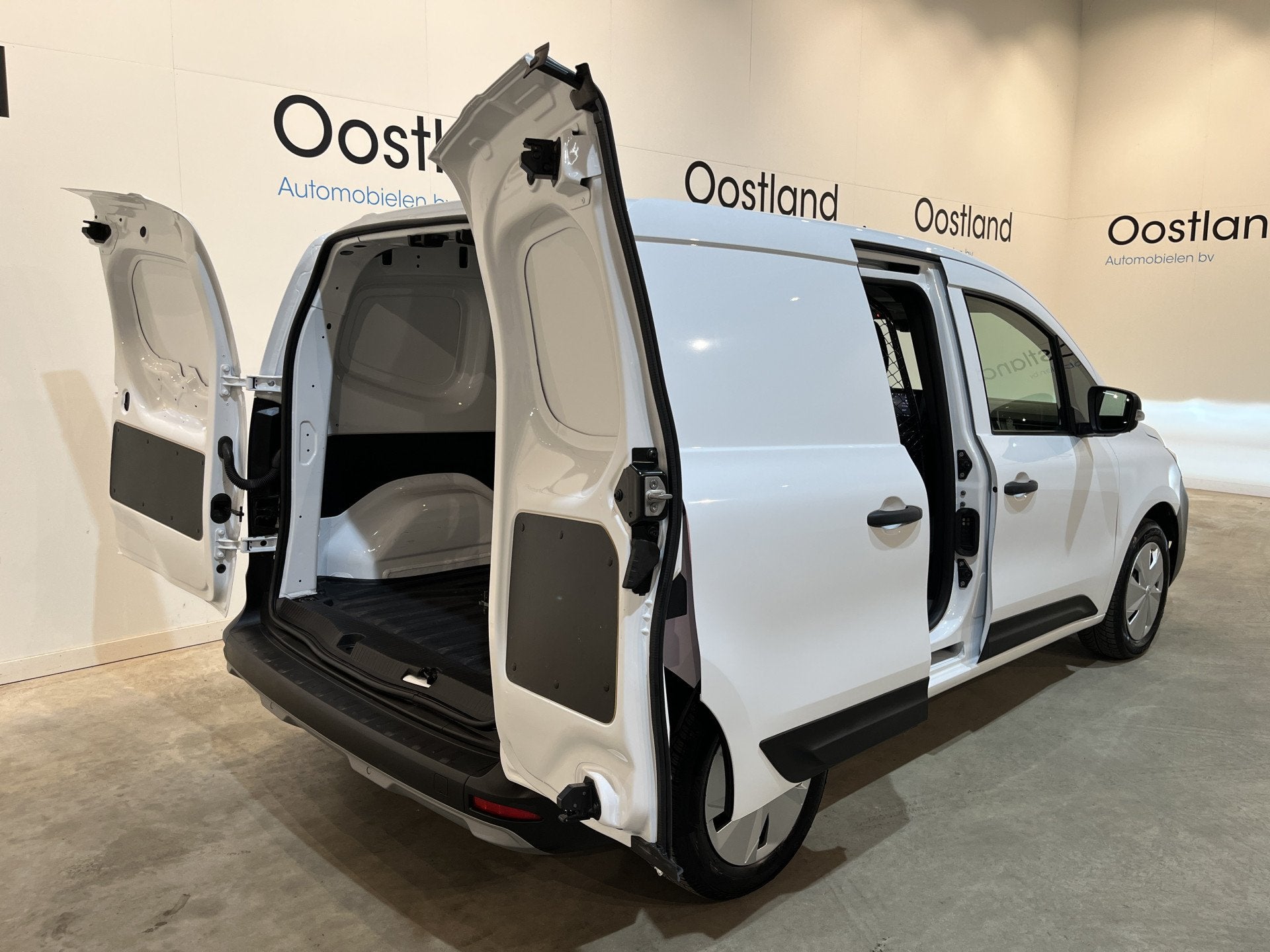 Nissan Townstar N-Connecta L1 44 kWh / 100% elektrisch ! / S, Auto's, 293 km, Stof, Gebruikt, Zwart