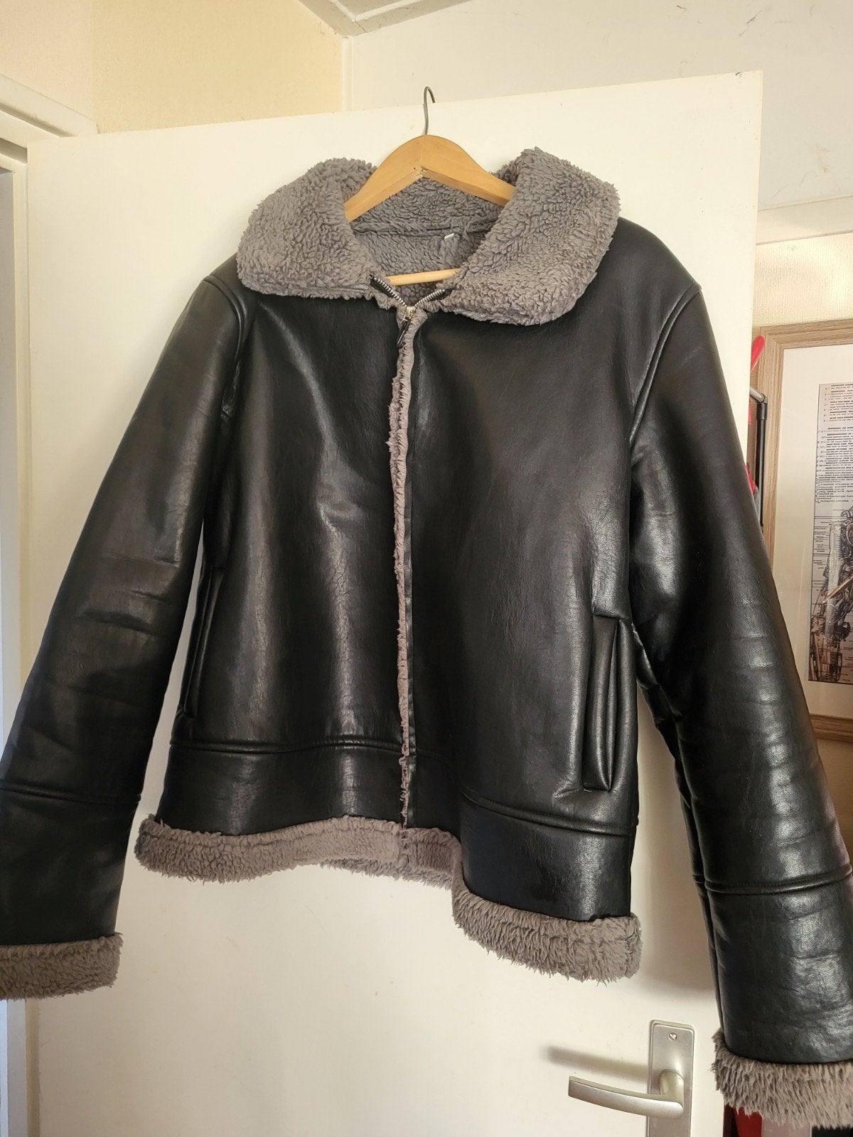 Mooie zwarte lammy coat, Kleding | Dames, Ophalen of Verzenden, Zo goed als nieuw, Maat 38/40 (M), Zwart