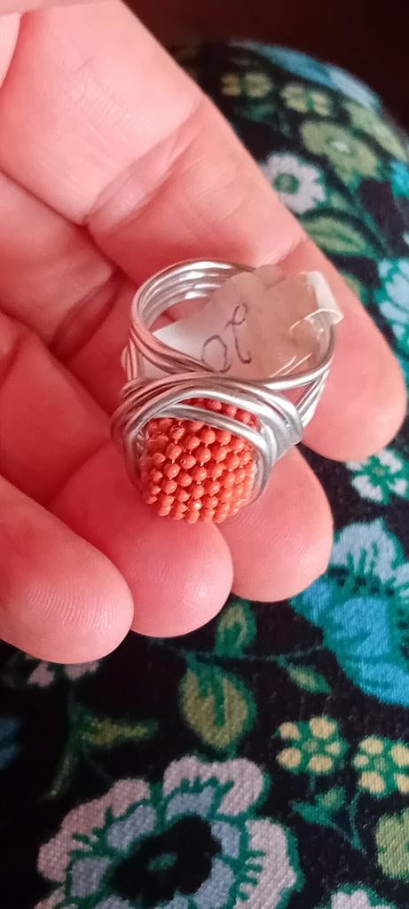 Handgemaakte ring maat 20 met oranje kraaltjes, Sieraden, Tassen en Uiterlijk, Ringen, Overige materialen, 20 of groter, Nieuw