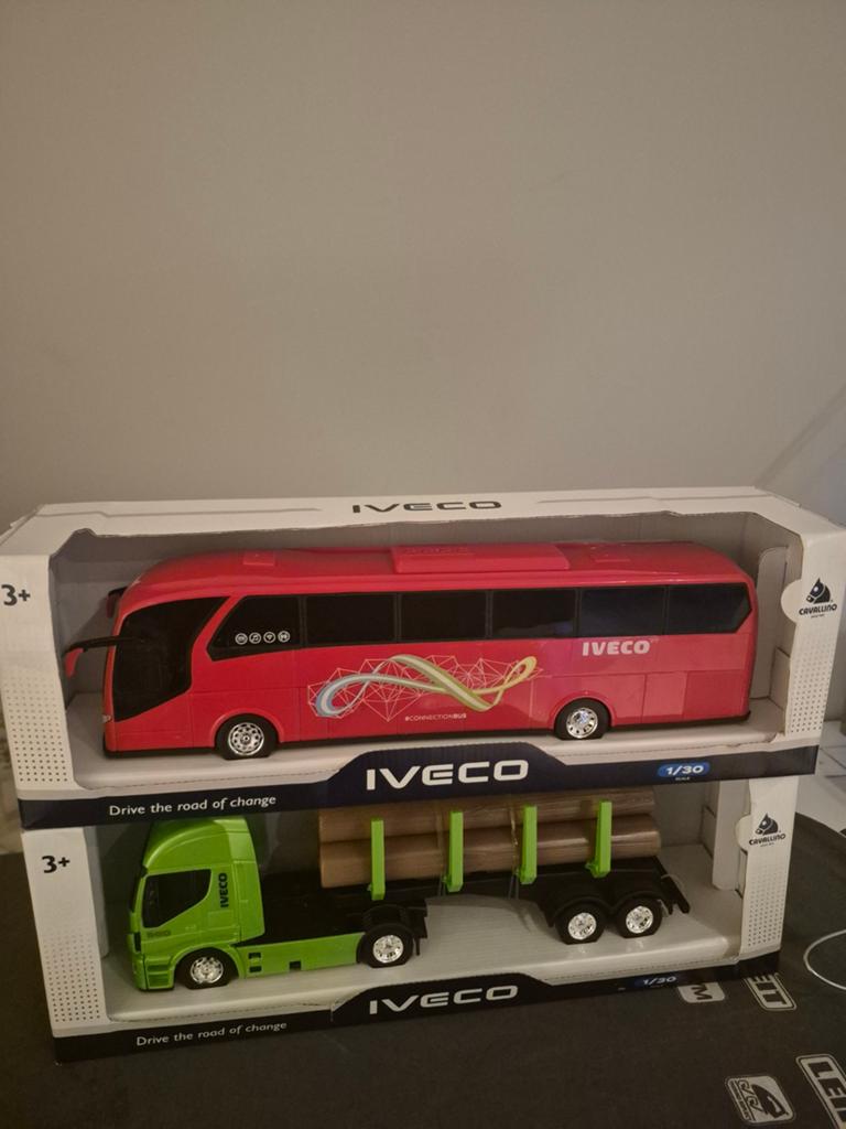 Iveco stadsbus en boomstamwagen nieuw, Kinderen en Baby's, Speelgoed | Speelgoedvoertuigen, Ophalen, Nieuw