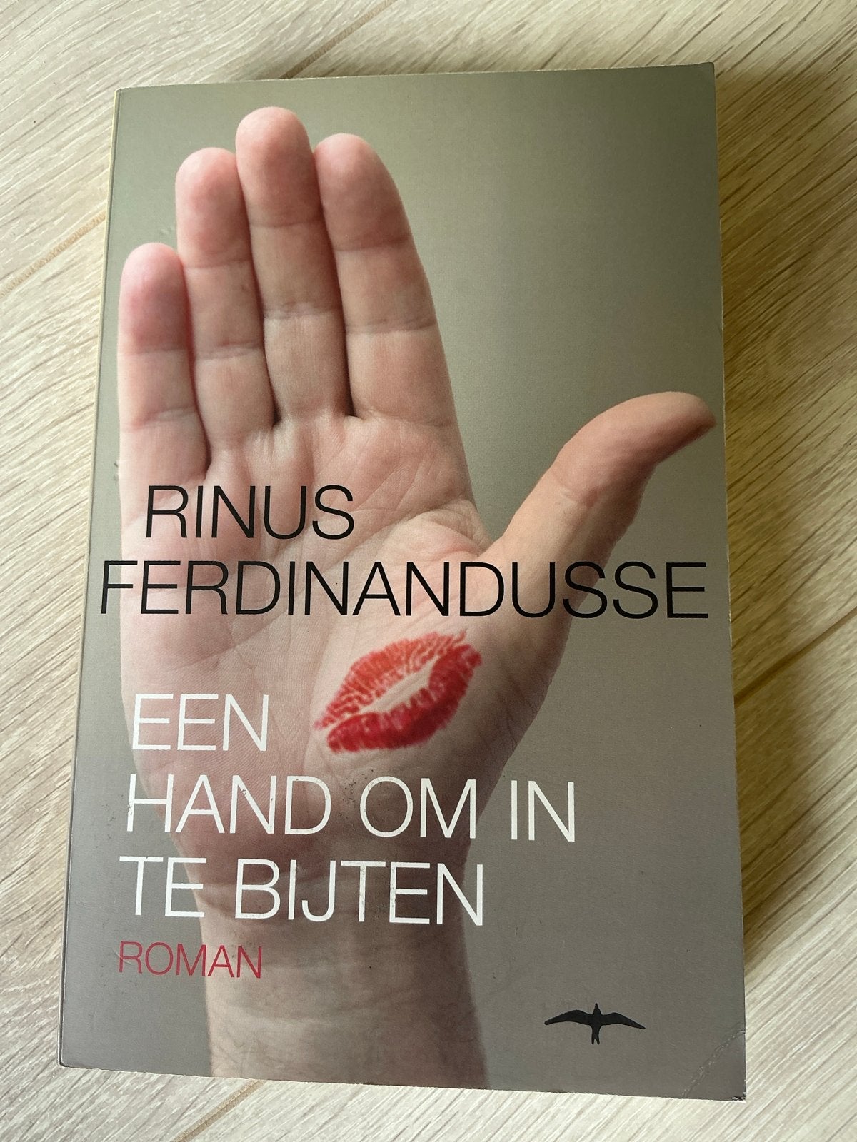 Een hand om in te bijten - Rinus Ferdinandusse (Roman), Boeken, Romans, Ophalen of Verzenden, Zo goed als nieuw, Nederland