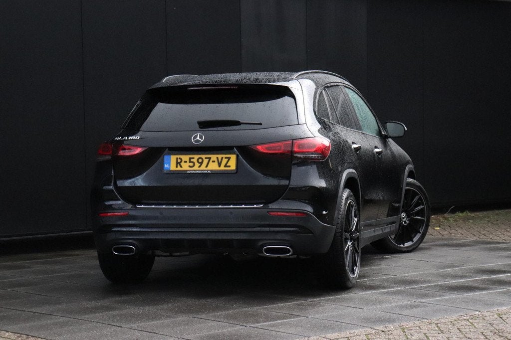 Mercedes-Benz GLA 180 AMG Line | PANO | CAMERA | NAVI | CRUI, Auto's, Mercedes-Benz, Gebruikt, 4 cilinders, Leder en Stof, Zwart