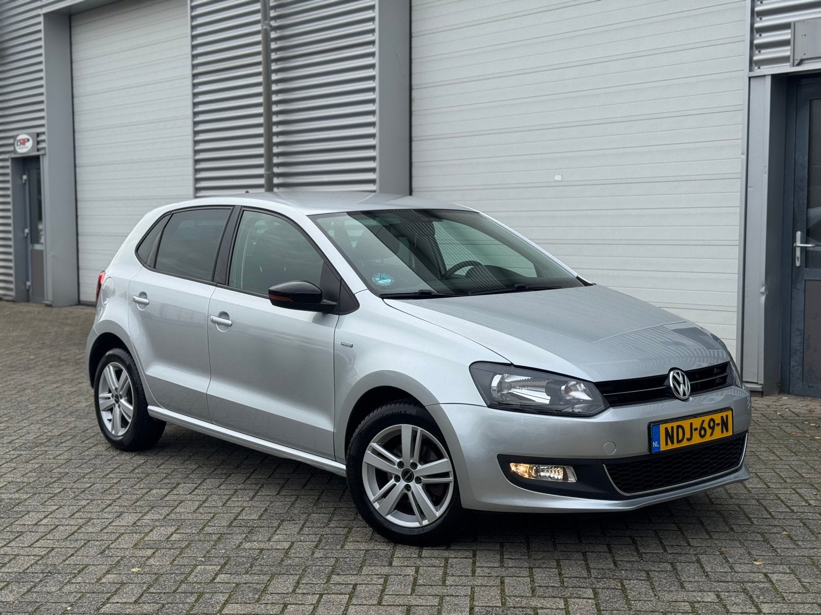 VOLKSWAGEN POLO 1.2 TSI DSG MATCH AIRCO STOELVERWARMING, Zwart, 4 cilinders, Parkeerassistent, Leder en Stof