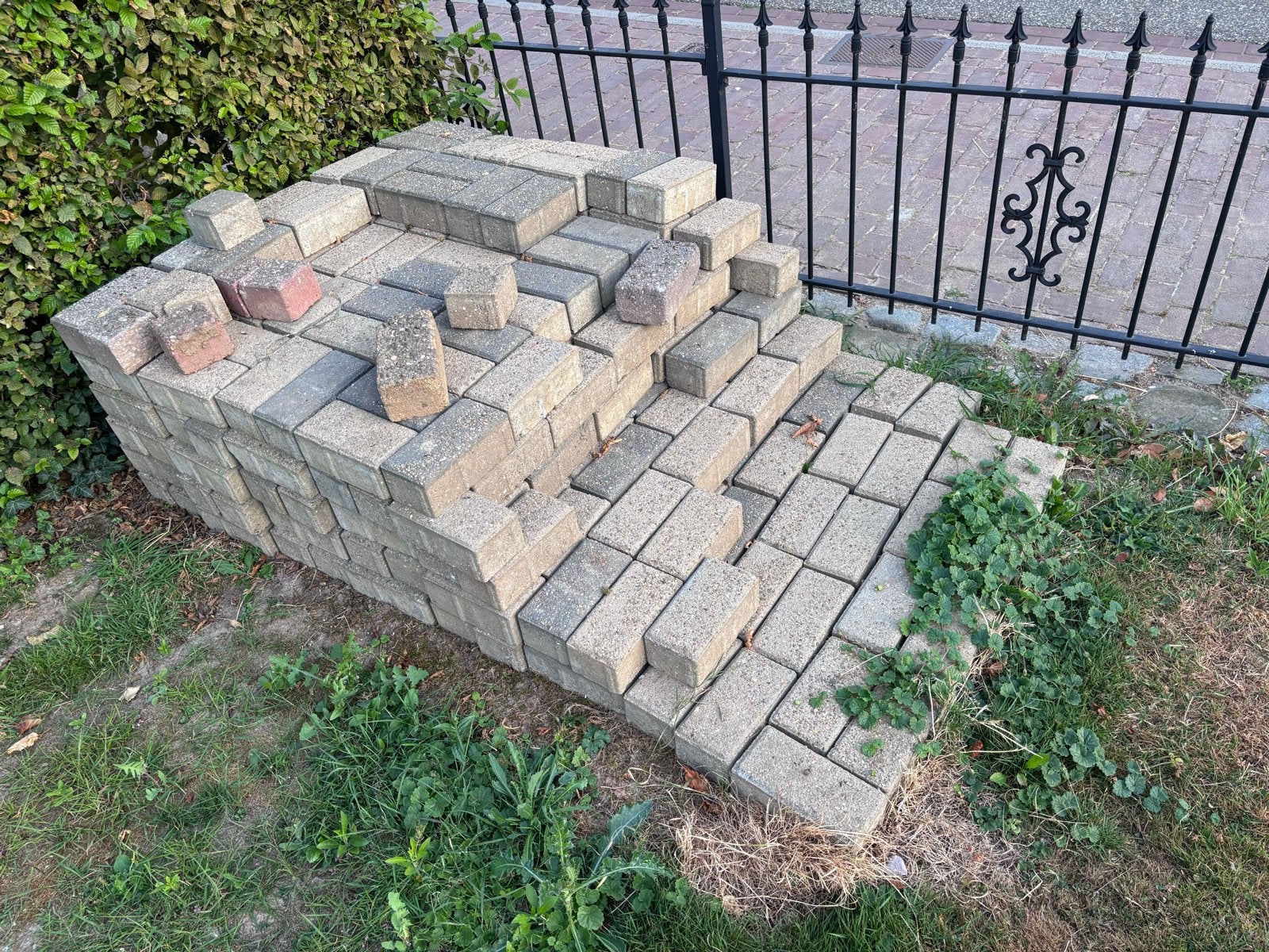 Gratis Gebruikte beton klinkers voor tuin of oprit, Tuin en Terras, Tegels en Klinkers, Ophalen, Gebruikt, Klinkers, Minder dan 5 m²