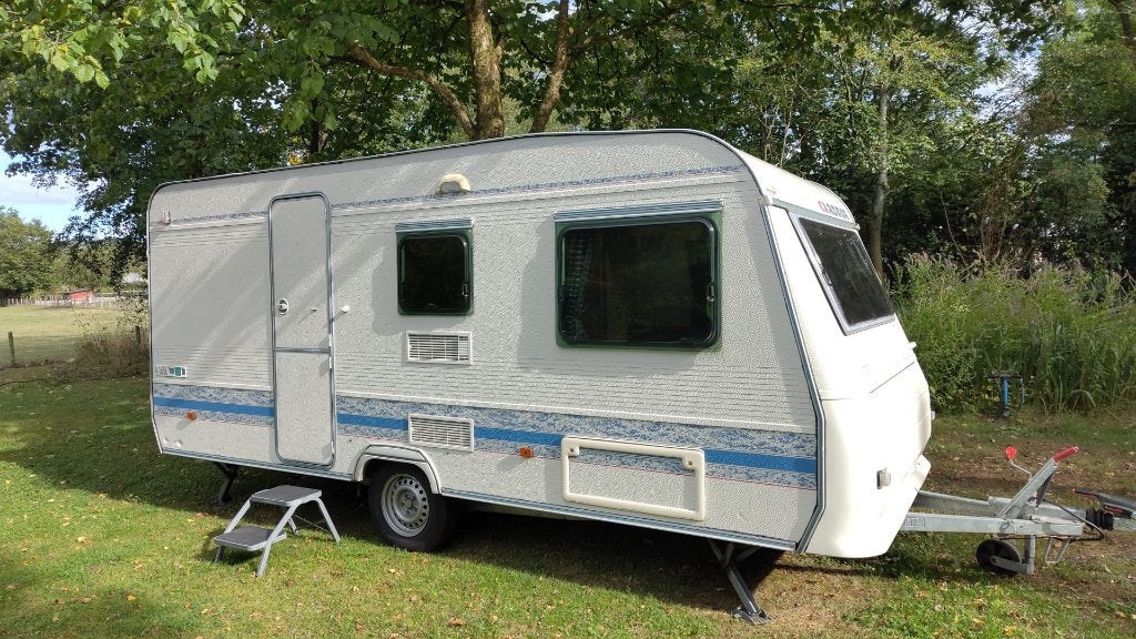 Adria Unica 461 DB met voortent, fietsenrek en stapelbed, Treinzit, 750 - 1000 kg, Particulier, Adria