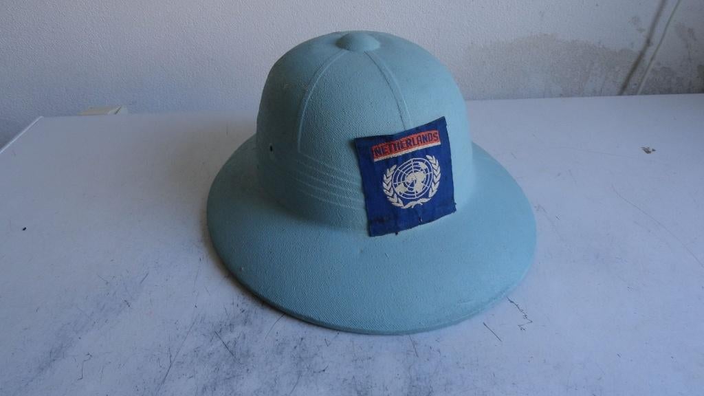 Legerhelm met VN embleem Netherlands, Verzamelen, Ophalen of Verzenden, Landmacht, Overige gebieden, Helm of Baret