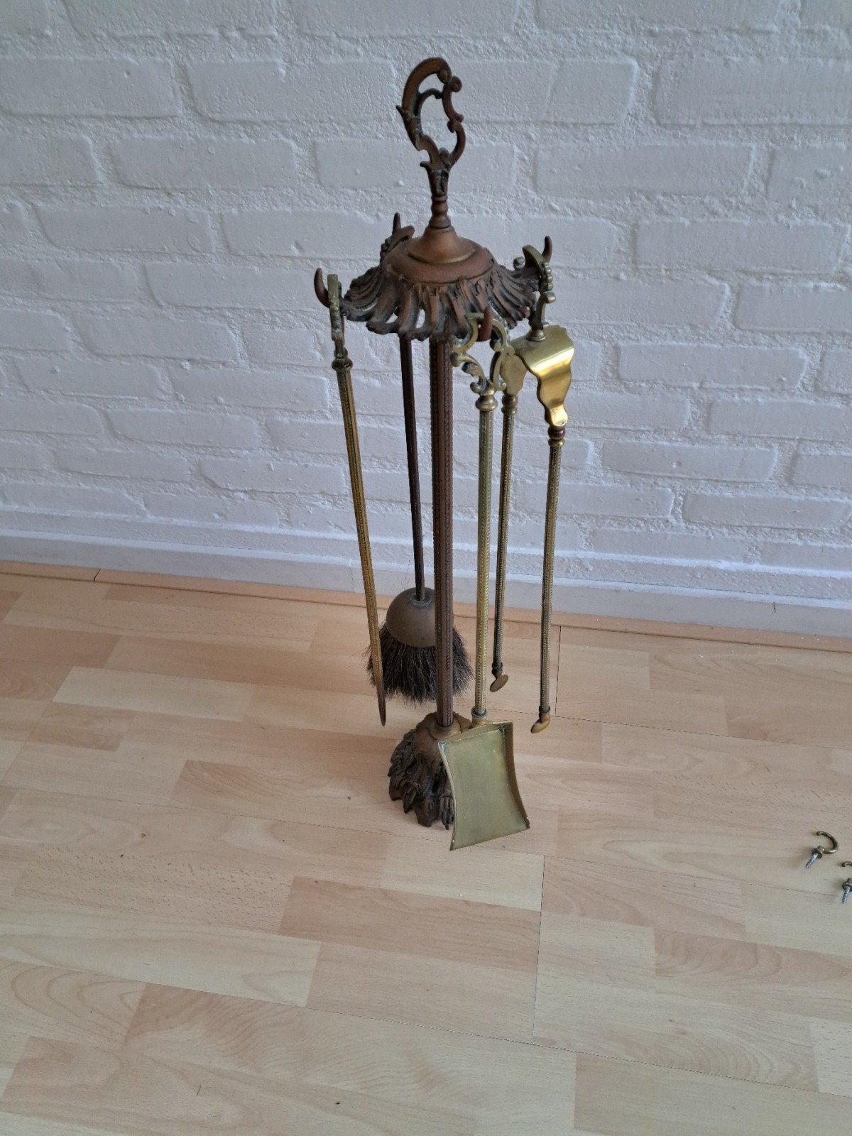 Antieke messing haardstel met standaard. Hoogte 75 cm, Ophalen