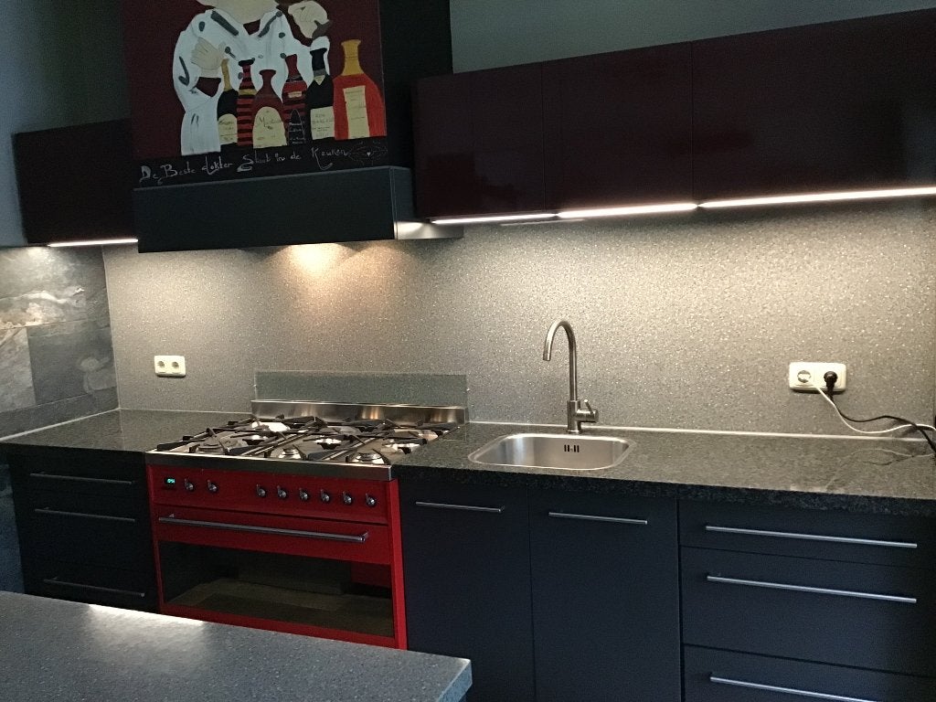 Foto 14 van Nette antraciet/rode keuken met toebehoren!