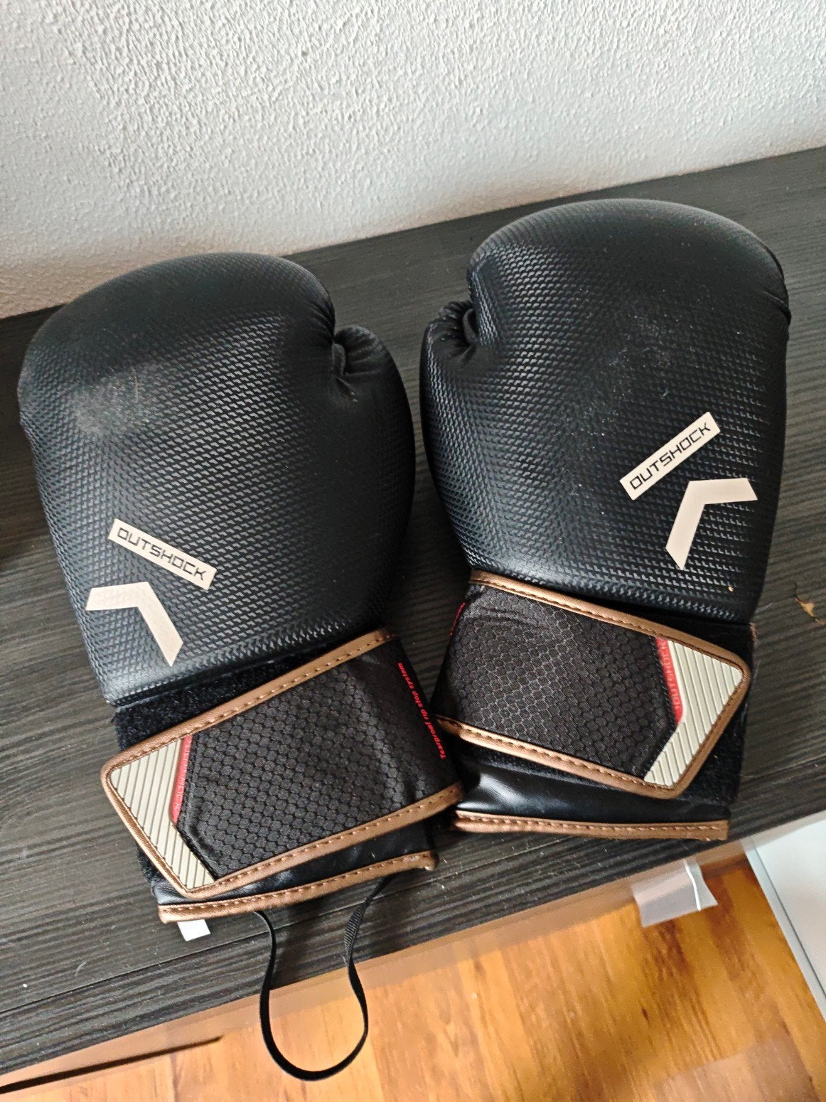 Bokshandschoenen Outshock - Zwart, Sport en Fitness, Ophalen of Verzenden, Gebruikt, Overige, Vechtsportbescherming