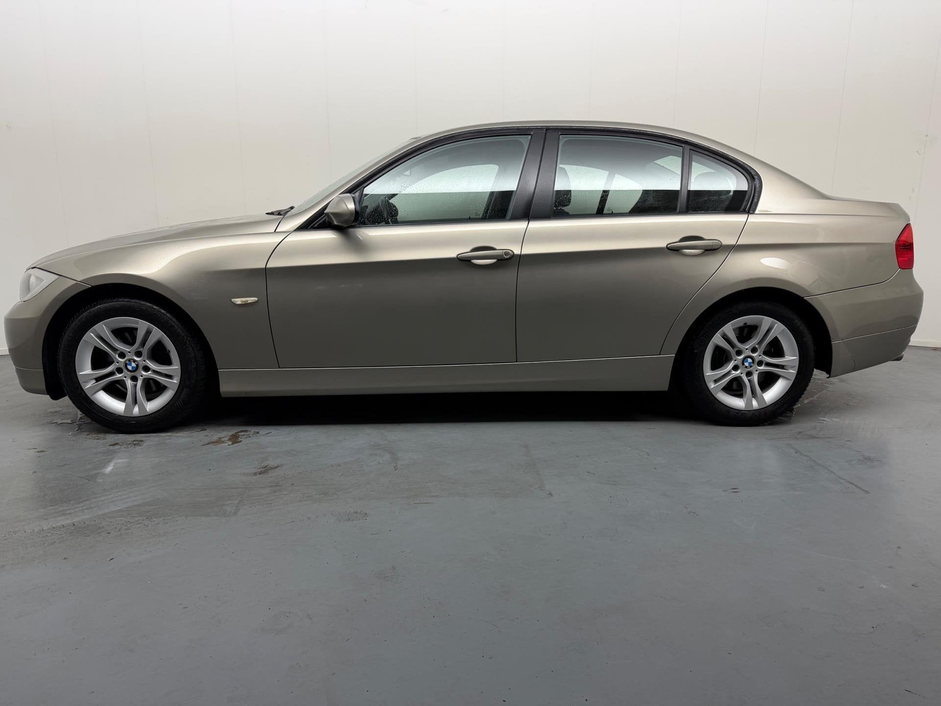 BMW 3-serie 318i Business Line # Automaat # Clima # Navi # P, Automaat, Achterwielaandrijving, Parkeersensor, Beige