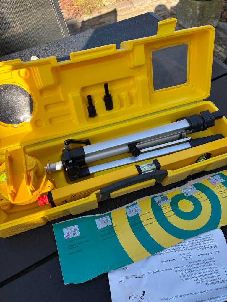 Laser waterpas nieuw in doos met statief, Ophalen of Verzenden, Nieuw, Overige meters