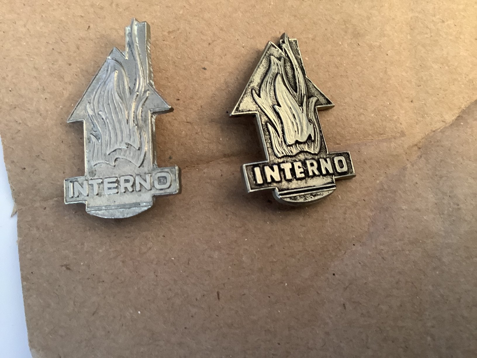2 speldjes Interno, Verzamelen, Speldjes, Pins en Buttons, Ophalen of Verzenden, Zo goed als nieuw, Overige onderwerpen