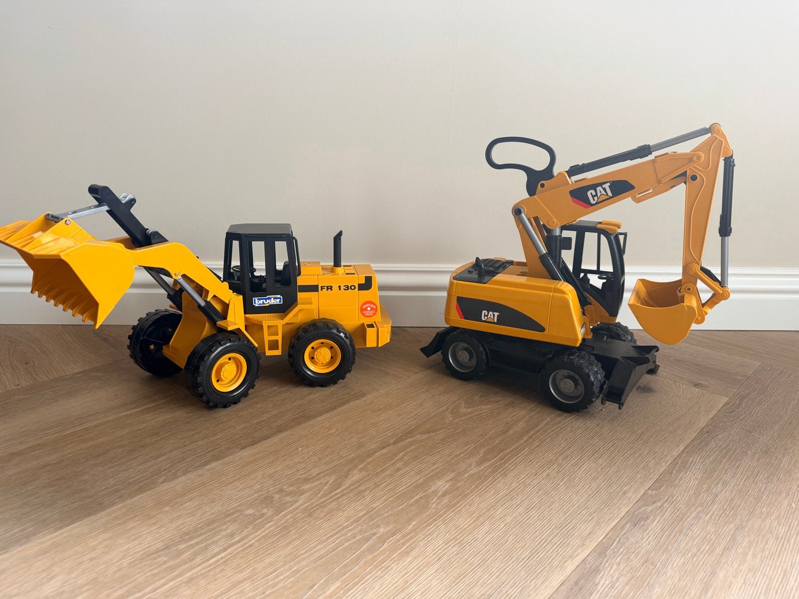 Bruder en CAT speelgoedvoertuigen: shovel en graafmachine, Ophalen of Verzenden, Zo goed als nieuw