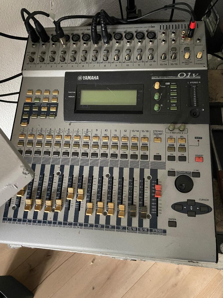 Yamaha 01v, Muziek en Instrumenten, Ophalen of Verzenden, Gebruikt, 10 tot 20 kanalen, Microfooningang