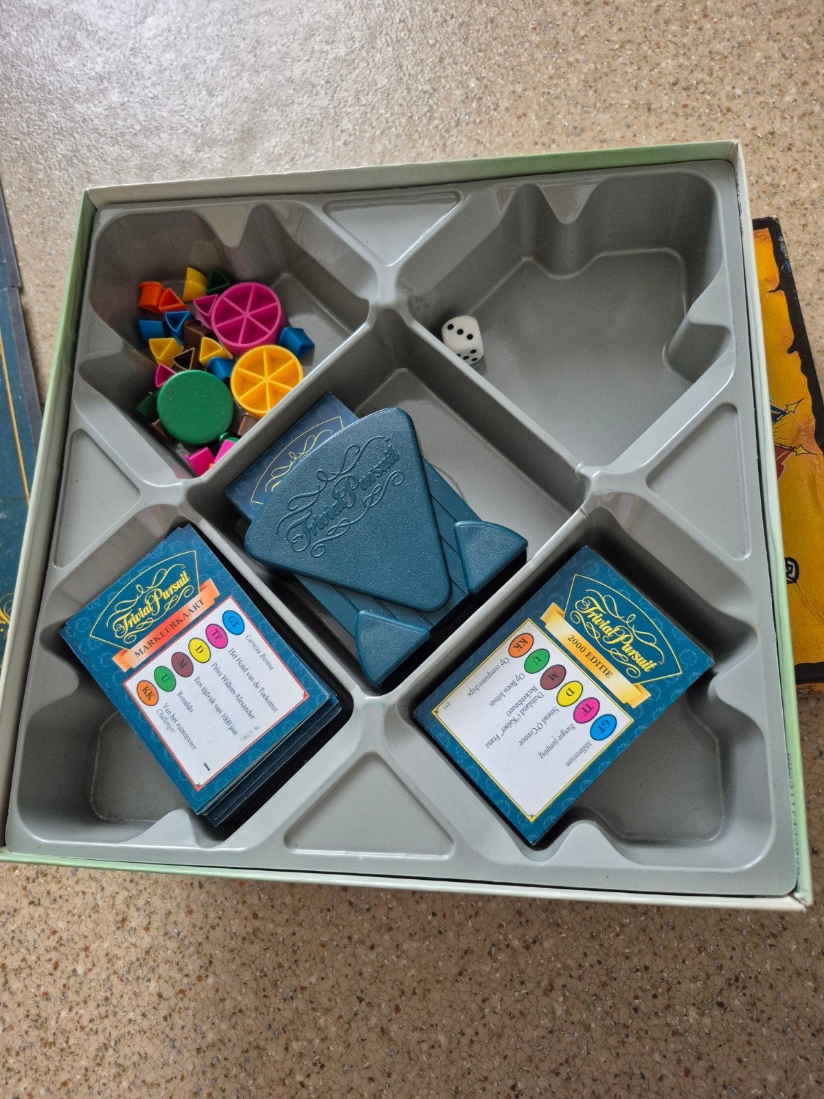 Trivial Pursuit 2000 Editie Bordspel, Hobby en Vrije tijd, Gezelschapsspellen | Bordspellen, Vijf spelers of meer, Ophalen of Verzenden