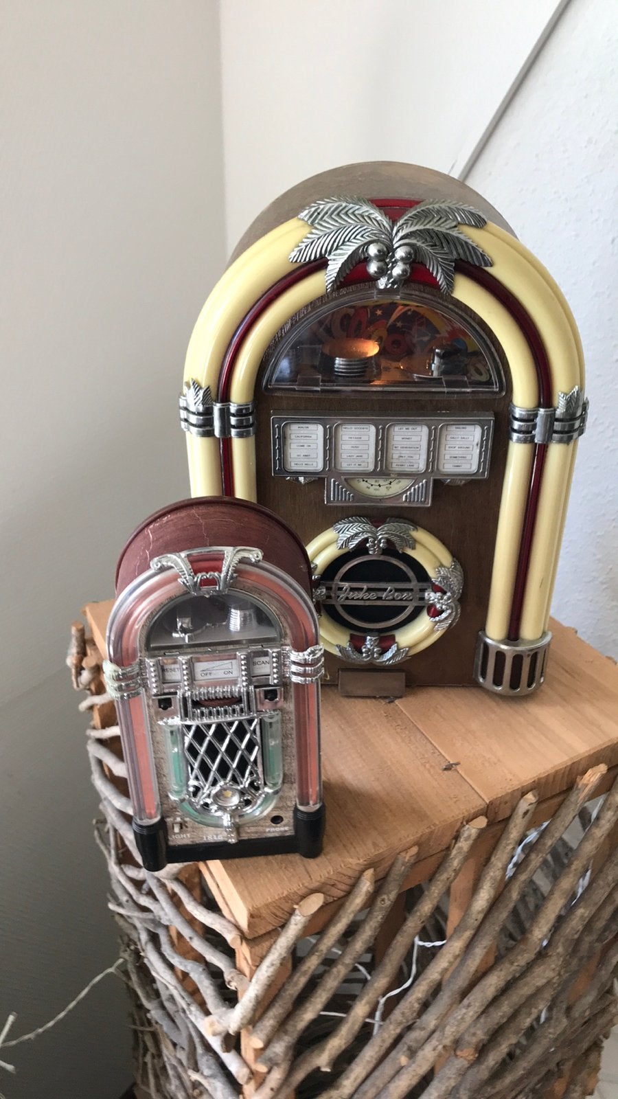 Te koop twee juke boxen alle twee radio met licht, Ophalen, Zo goed als nieuw