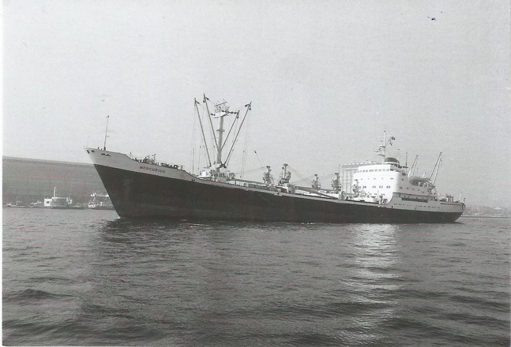 Foto KNSM Mercurius achter A'dam CS 1973, Verzamelen, Verzenden, Nieuw, Kaart, Foto of Prent