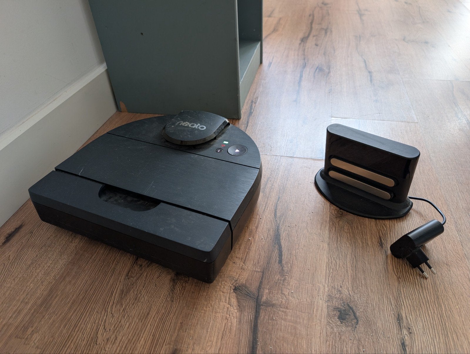 Neato D8 Robotstofzuiger met Oplaadstation, Witgoed en Apparatuur, Gebruikt, Ophalen of Verzenden, Robotstofzuiger, Neato