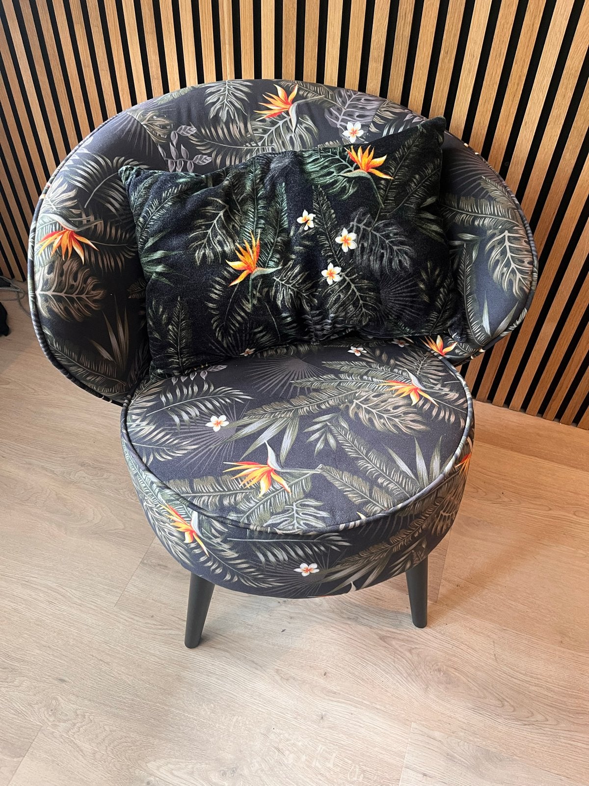 Fauteuil met tropische print en sierkussen, Ophalen, Minder dan 75 cm, Zo goed als nieuw, 50 tot 75 cm