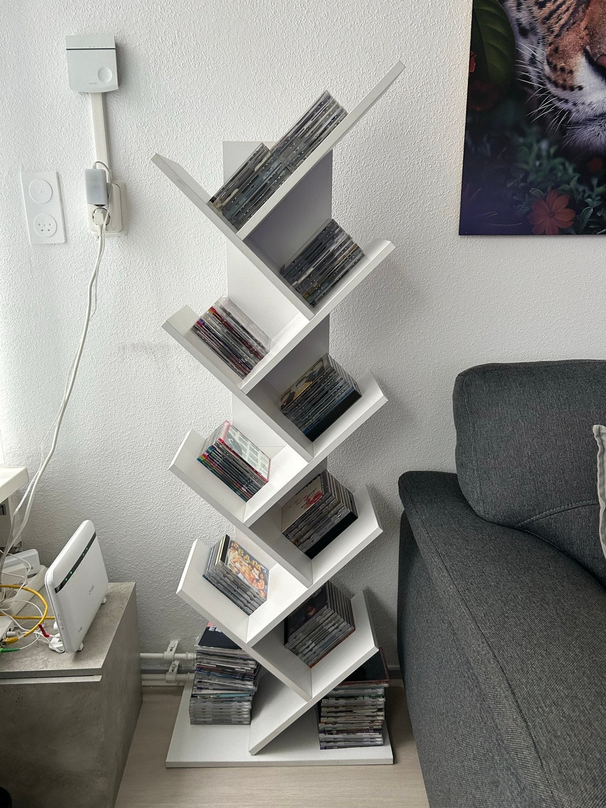 Unieke witte CD/DVD boomkast - Modern en ruimtebesparend, Ophalen, Met plank(en), Minder dan 50 cm, Zo goed als nieuw