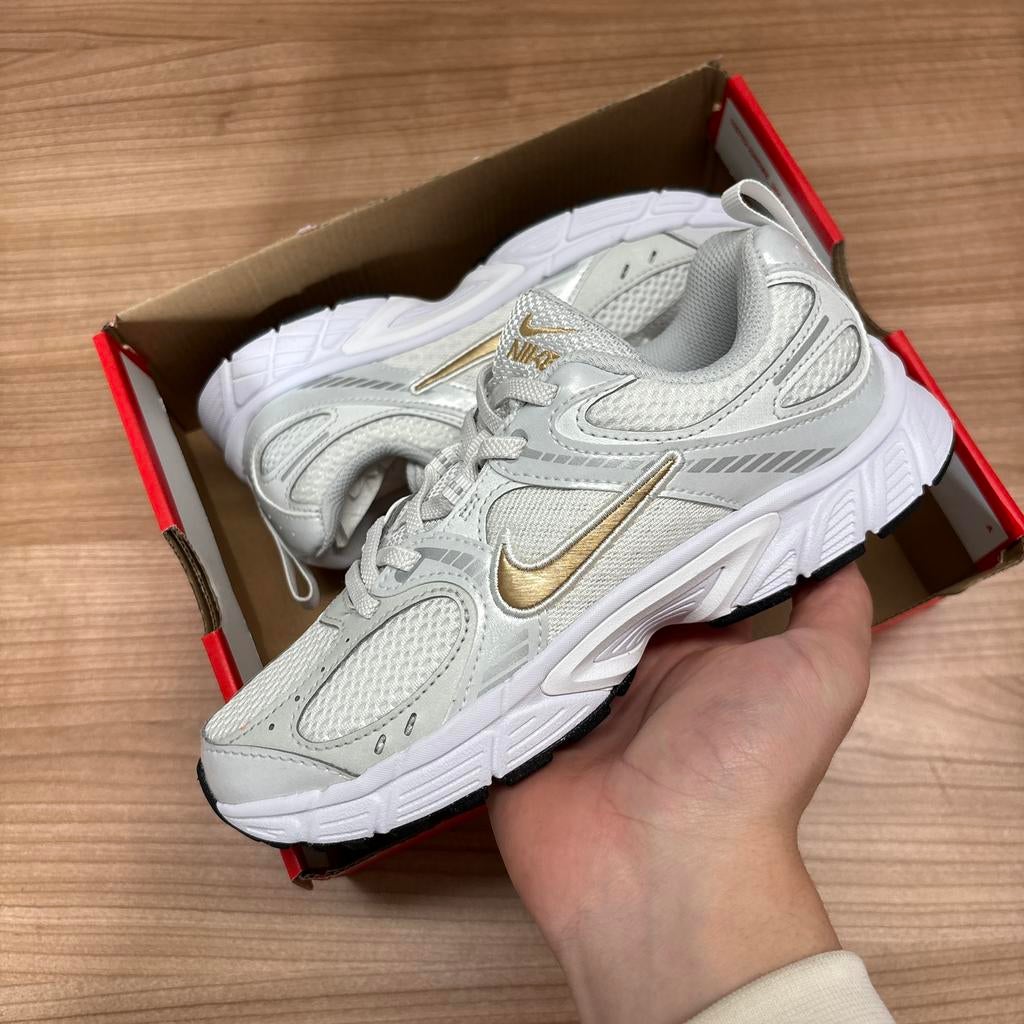 Nike v5 runner sail gold maat 35 - NIEUW, Jongen of Meisje, Schoenen, Nieuw, Ophalen of Verzenden