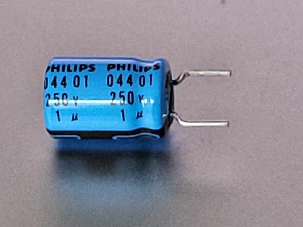 25x non solid aluminium electrolytic capacitor 1uF/250V, Ophalen of Verzenden, Nieuw
