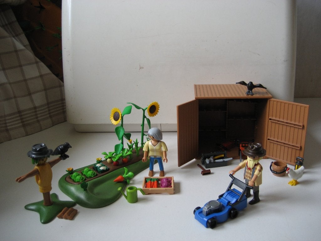 playmobil opa en oma in de moestuin bij de schuur, Ophalen of Verzenden, Zo goed als nieuw