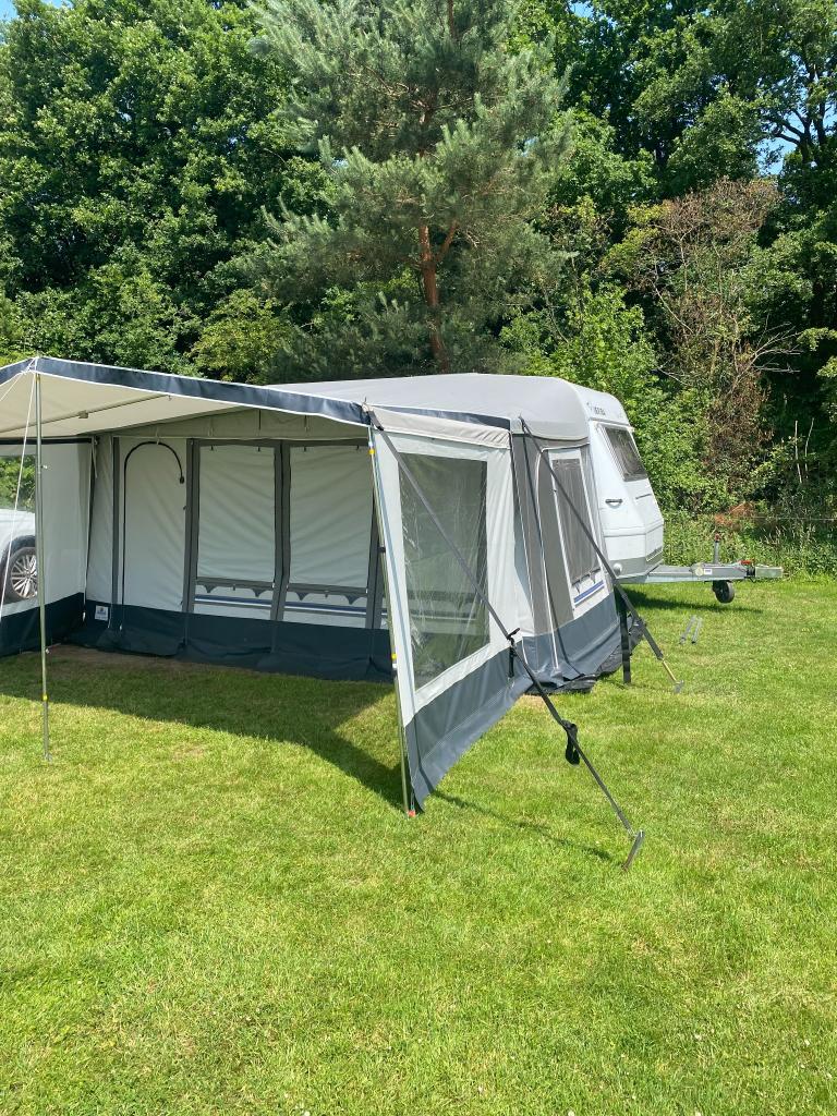 Hymer Nova 390 | 2 voortenten | zeer nette staat, Caravans en Kamperen, Caravans, 2 aparte bedden, Luifel, Rondzit, Tot en met 2
