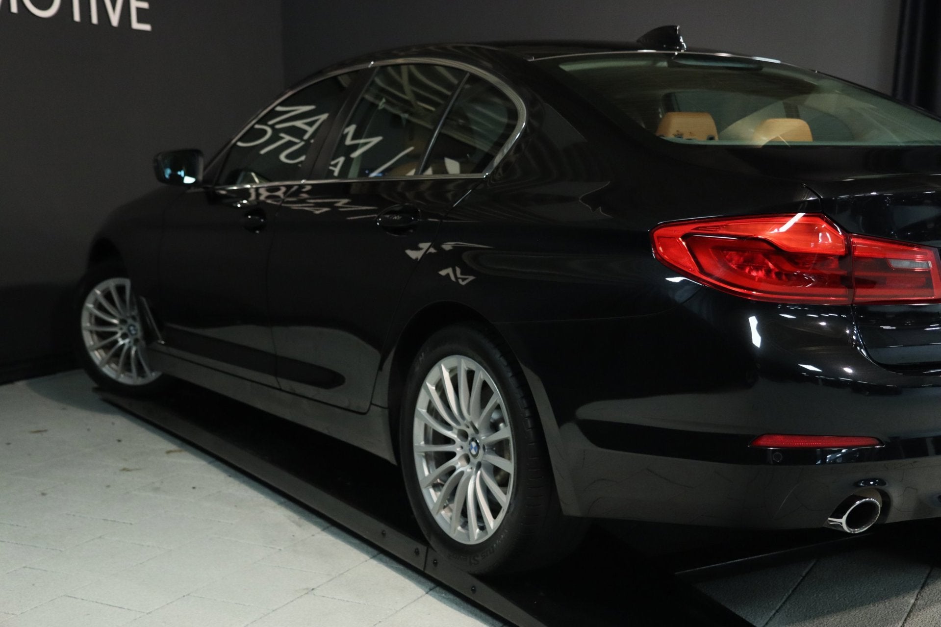 BMW 5-serie 530i / LIVE COCKPIT / HUD / ACC / CAMERA / LEDER, Auto's, Automaat, Achterwielaandrijving, Gebruikt, 4 cilinders