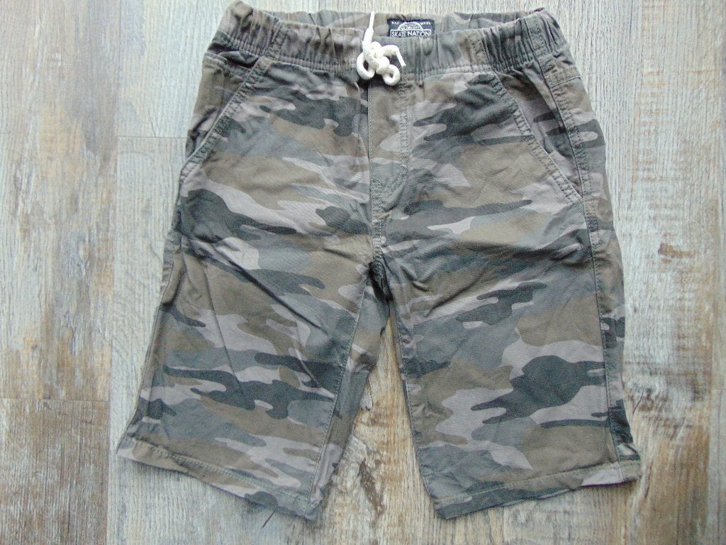 Bermuda korte broek grijs legerprint maat 146 C&A broekje, Kinderen en Baby's, Kinderkleding | Maat 146, Broek, C&A, Ophalen of Verzenden