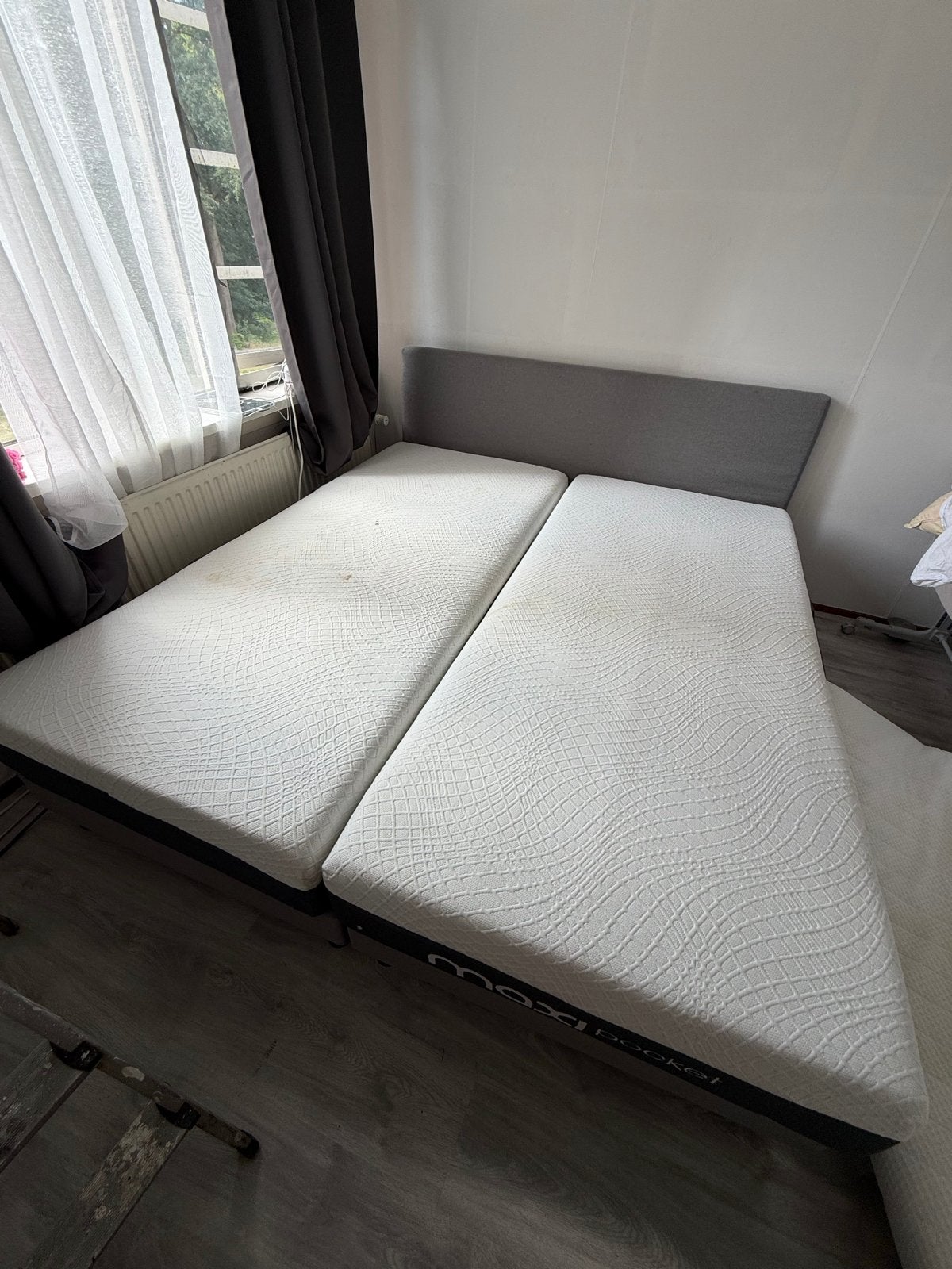 Grijs tweepersoonsbed 180x200 met matrassen, Ophalen, Gebruikt, Tweepersoons, 180 cm