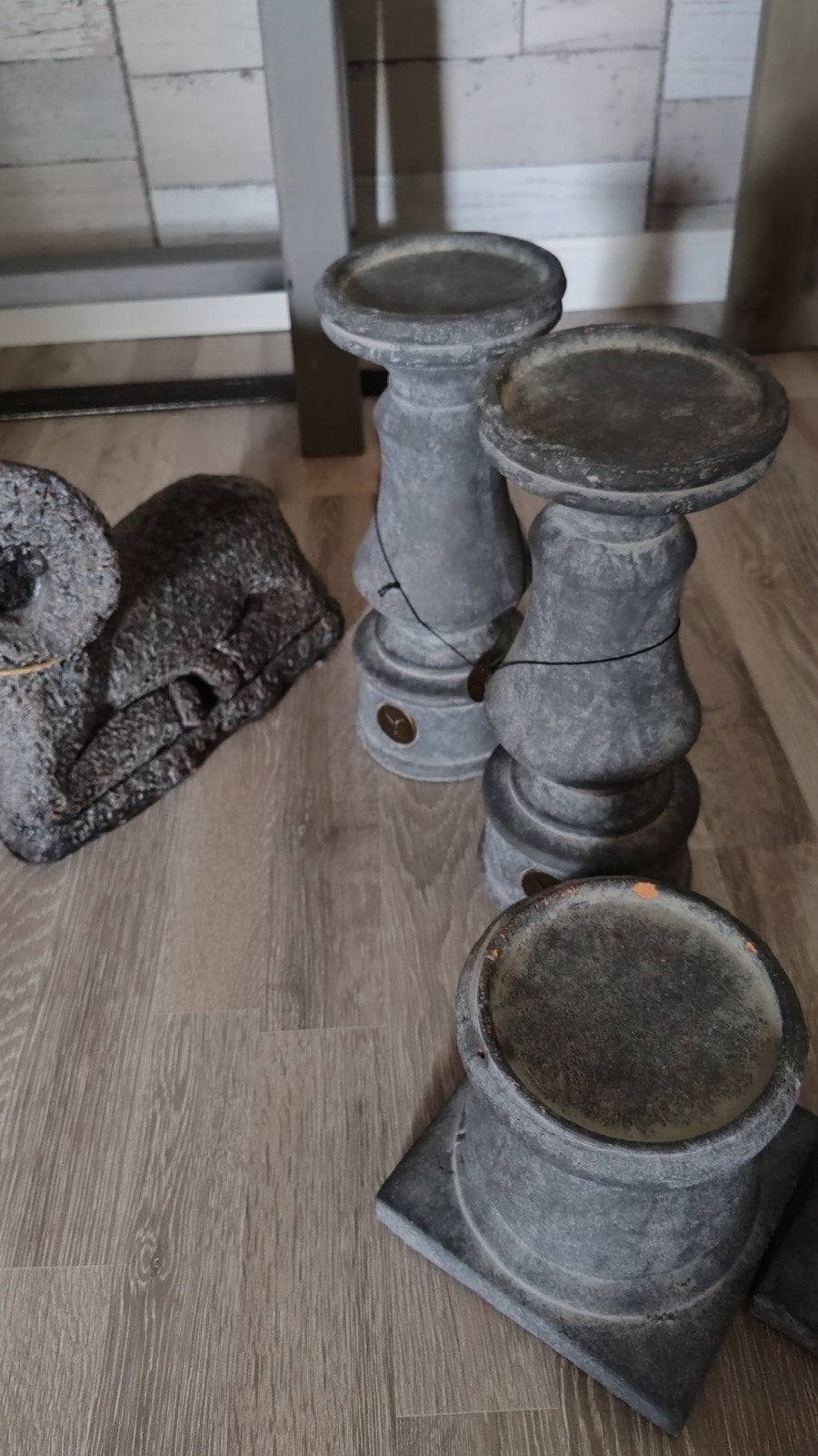 Te koop 2 Brynxz kaarsenstandaards grijs hoog, Huis en Inrichting, Woonaccessoires | Kandelaars en Kaarsen, Ophalen, Overige materialen