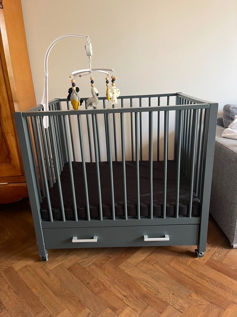 Baby box met wieltjes en lade, Ophalen, Gebruikt, Vierkant, Wieltjes