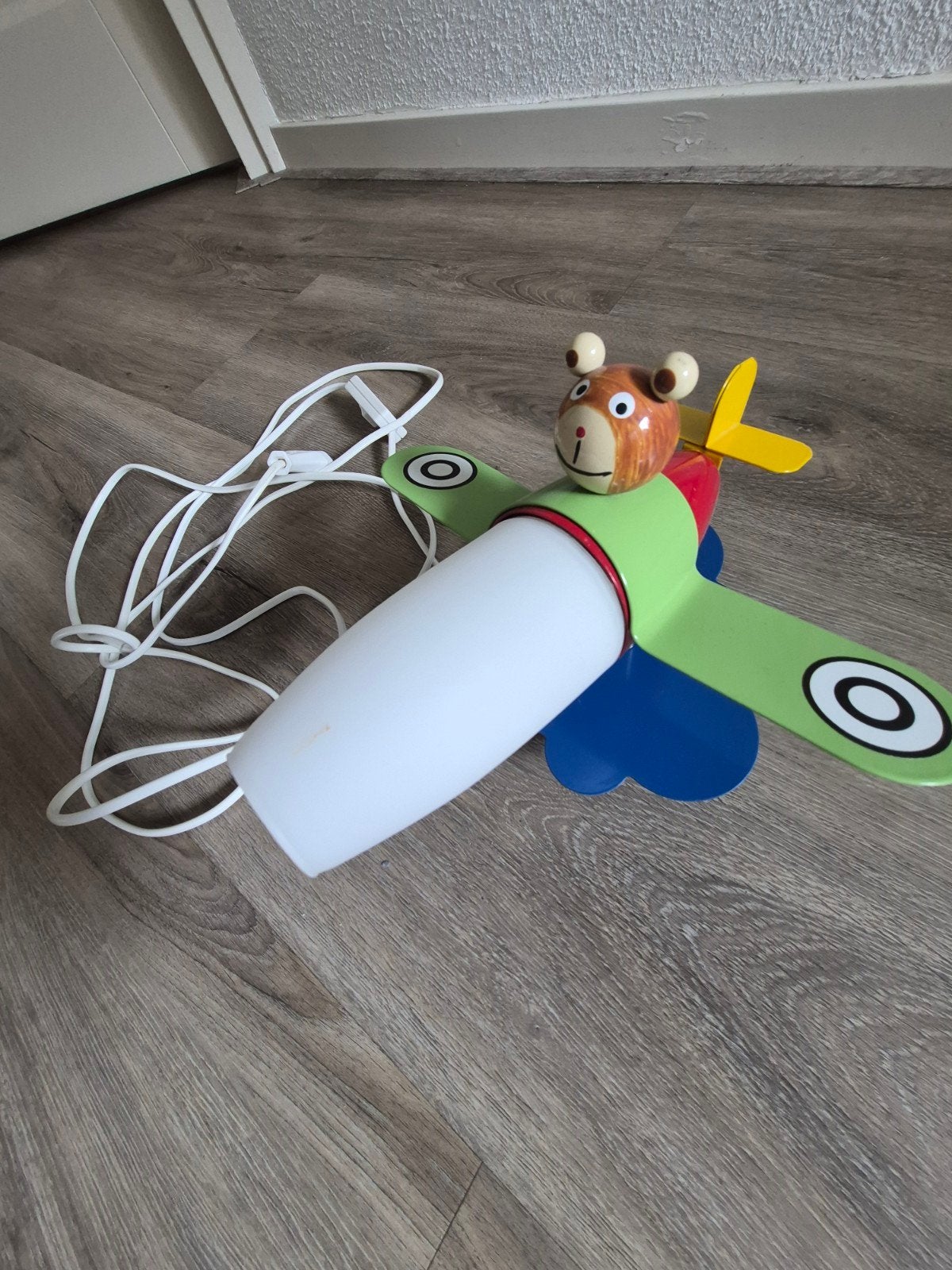 Leuke kinderlamp vliegtuig met beer, Kinderen en Baby's, Kinderkamer | Inrichting en Decoratie, Ophalen, Gebruikt, Lamp