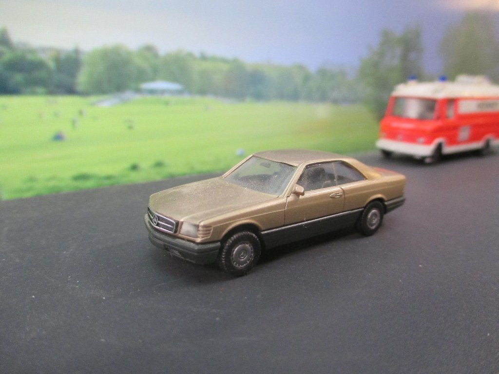Mercedes Benz C126 500 / 560 SEC - Herpa goudmetallic, Ophalen of Verzenden, Zo goed als nieuw, Auto, Herpa