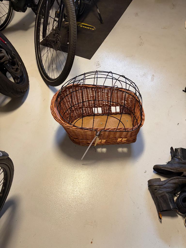 Honden mand voor op de fiets met deksel, Ophalen, Zo goed als nieuw