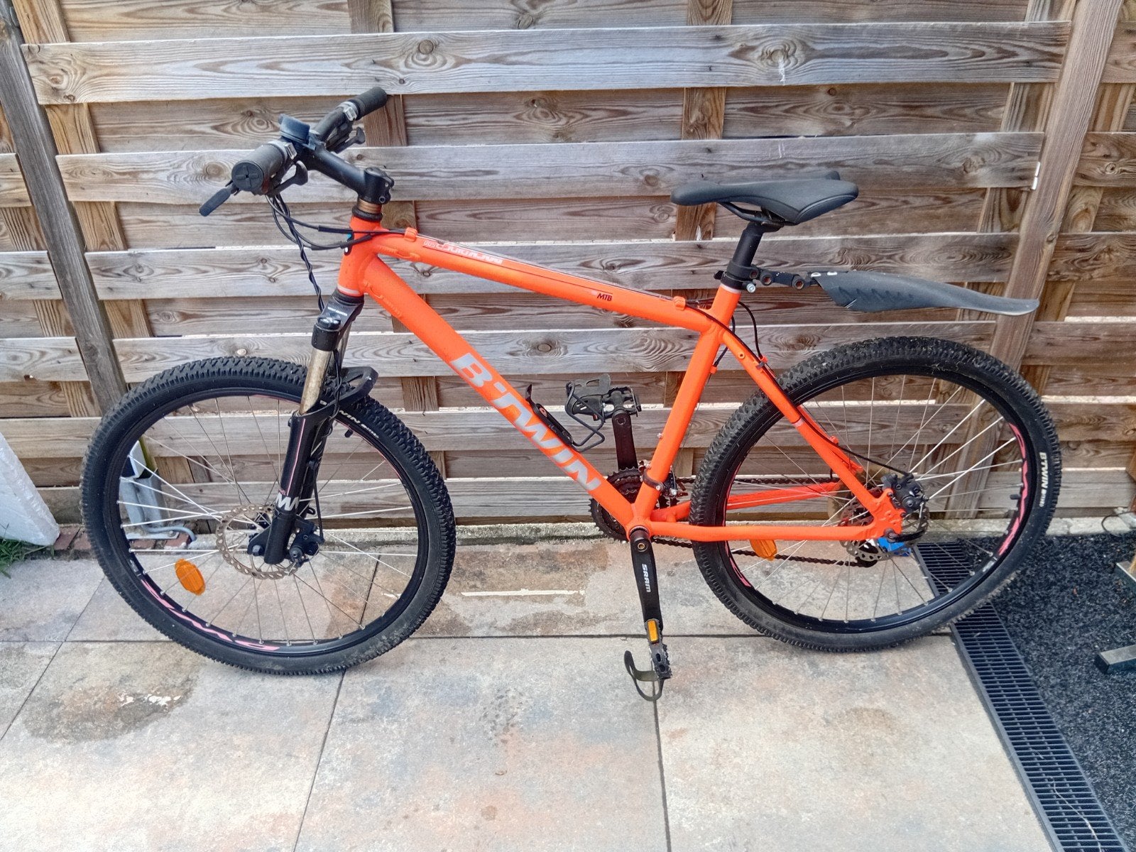mtb B TWIN  ROCKRIDER 500, Fietsen en Brommers, Fietsen | Mountainbikes en ATB, Hardtail, 45 tot 49 cm, Zo goed als nieuw, Schijfrem