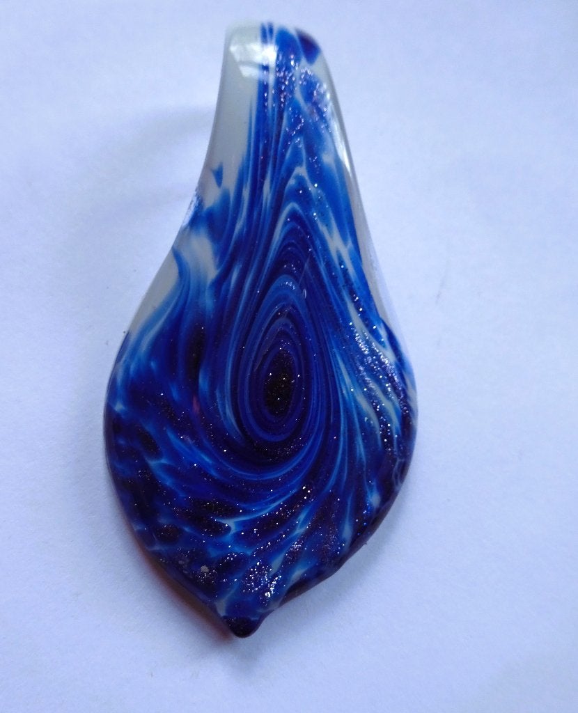 Druppel/blad-vormige kobaltblauw en wit glazen hanger, Verzenden, Zo goed als nieuw, Blauw, Glas of Kristal