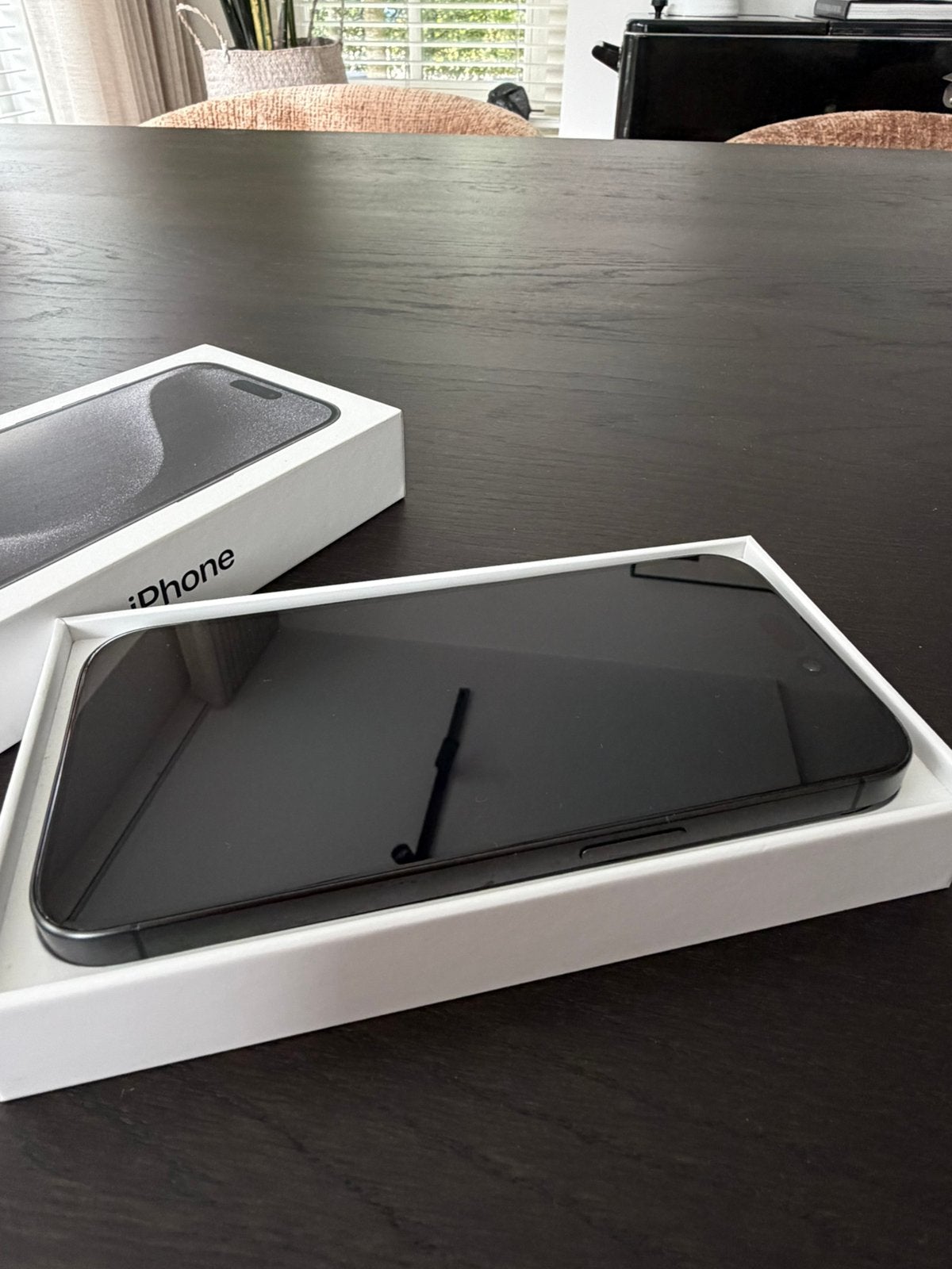 Foto 16 van Apple iPhone 15 Pro Black Titanium, 128GB +oplader en doosje