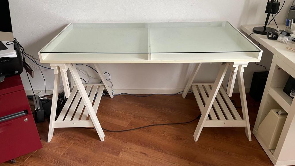 Verstelbaar wit bureau met schragen - IKEA mittback, Ophalen, Zo goed als nieuw, 25 tot 50 cm, Rechthoekig