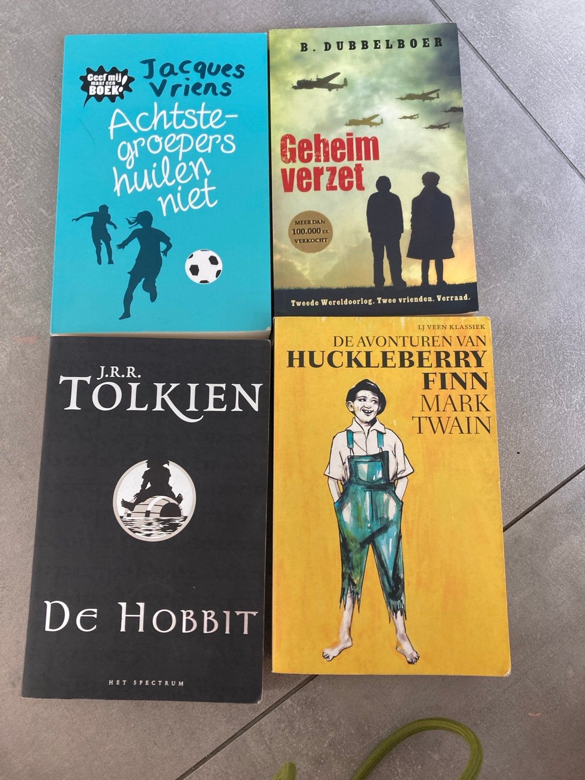 Boekenpakket: De Hobbit, Huckleberry Finn, Geheim Verzet, Boeken, Ophalen of Verzenden, Gelezen, Fictie algemeen