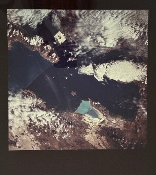 Foto 40x40 cm - Satellietbeeld Aarde, Ophalen of Verzenden, Nieuw, Kaart, Foto of Prent